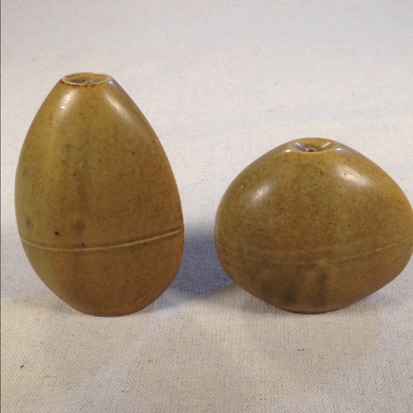 🌈MCM🌈Olive Minimalist Salt & Pepper Shaker Set - Picture 3 of 6